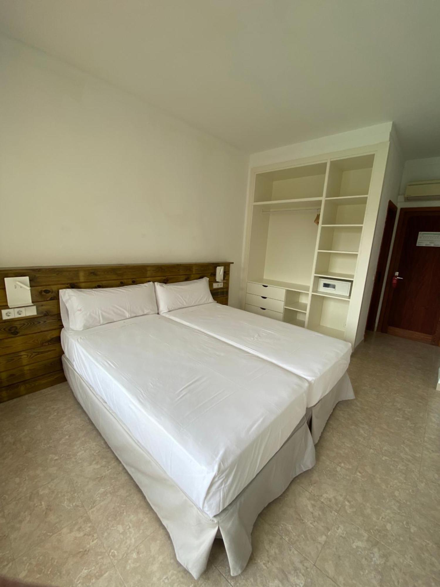 Hostal Palmaria Santanyi Exterior photo
